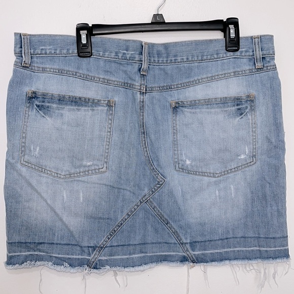 Old Navy’s Jeans ultra low waist stonewashed boho distressed frayed mini skirt. - Picture 3 of 6